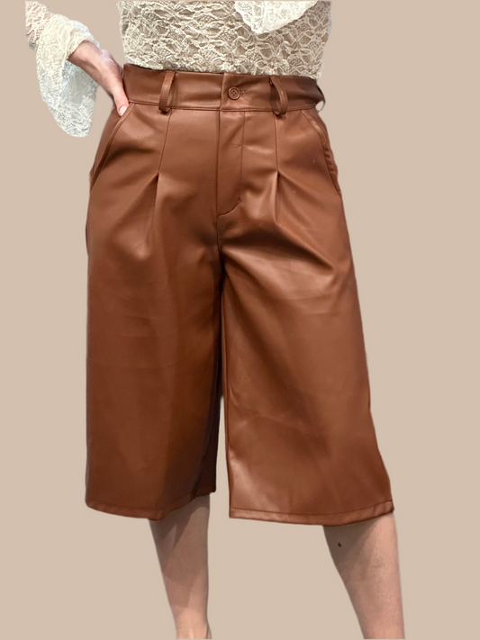 Pantaloni corti in ecopelle